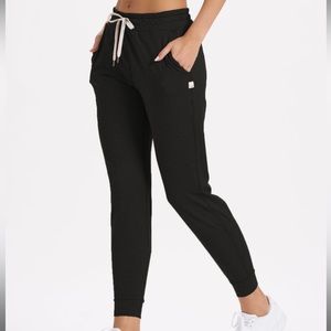 Vuori 
Womens Performance Jogger LONG - Black Heather